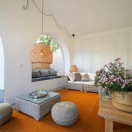 Sleeps 9 With Air Con And Wifi
