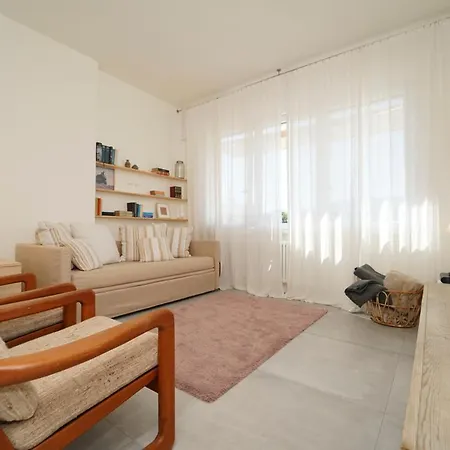 Sleeps 9 With Air Con And Wifi